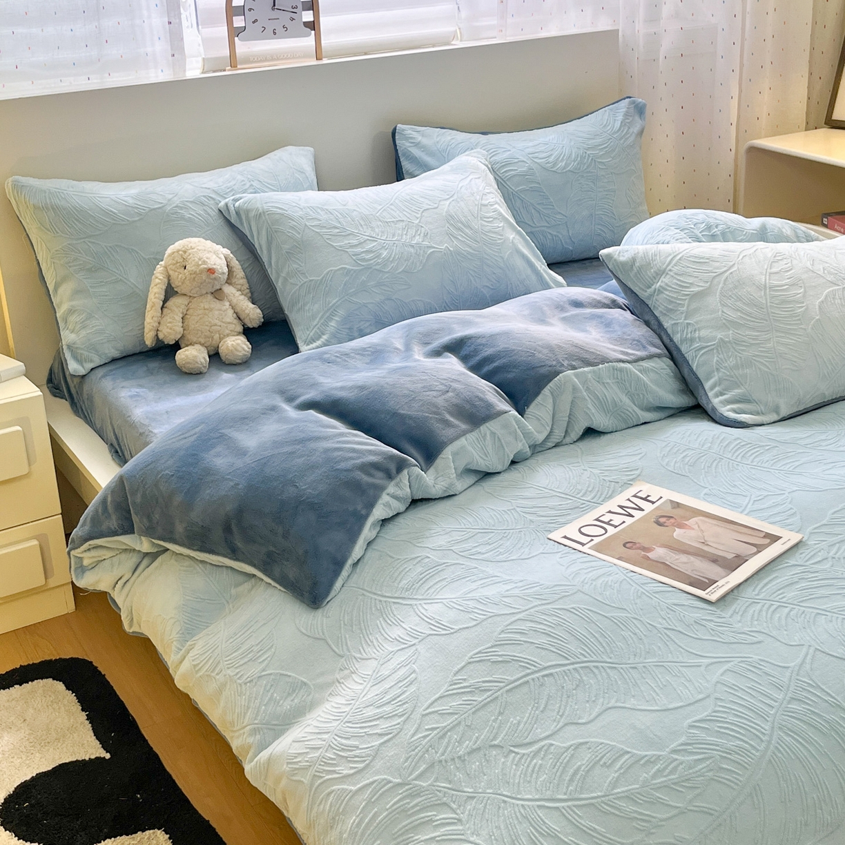 91家纺网 家纺一手货源 找家纺 如一 2025新款3D雕花牛奶绒四件套 芭蕉叶-蓝