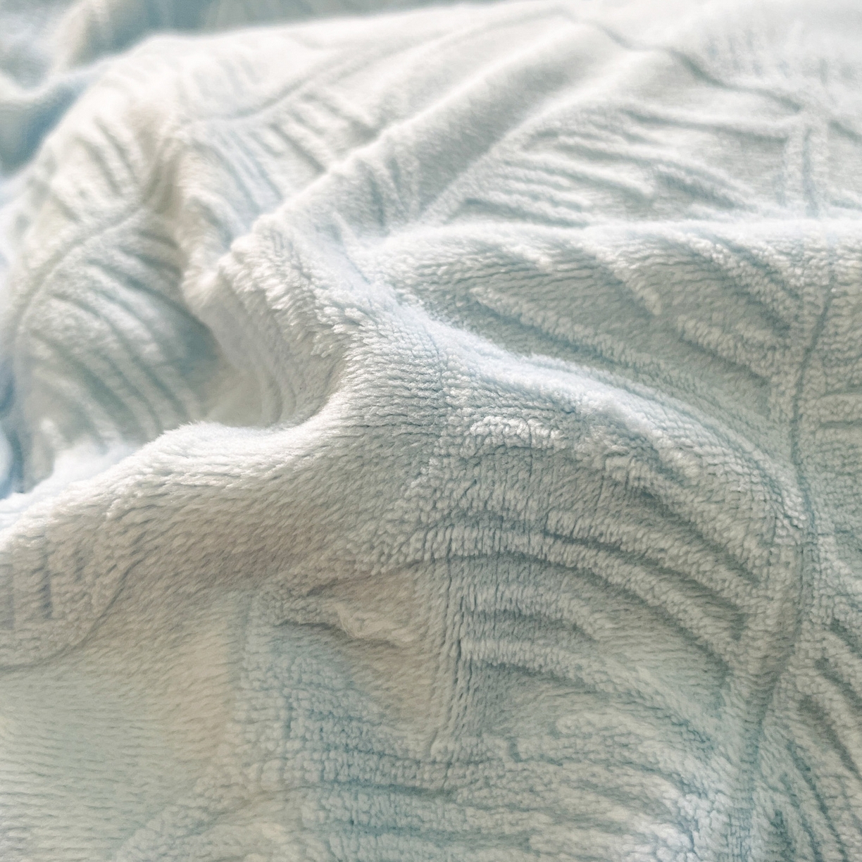 91家纺网 家纺一手货源 找家纺 如一 2025新款3D雕花牛奶绒四件套 芭蕉叶-蓝