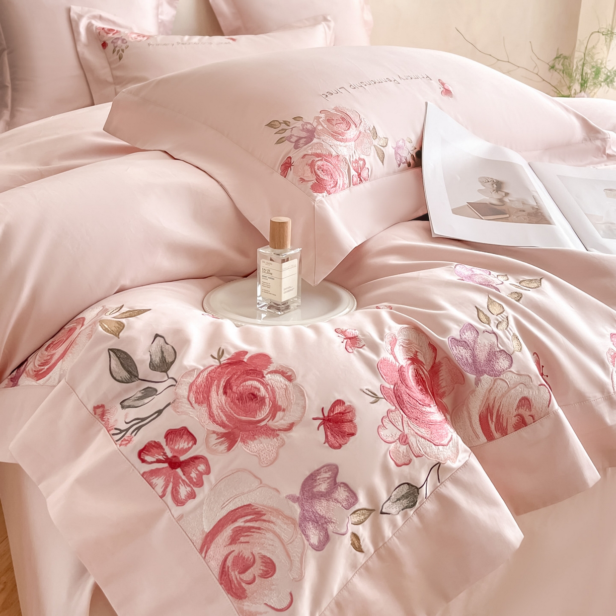 91家纺网 家纺一手货源 找家纺 （总）祺瑞佳家纺 2025新款100%双面纯棉法式刺绣花四件套全棉四季款床单床笠-玫瑰花语（标准-券后不得低于288元！ 大号- 券后不得低于308元！）