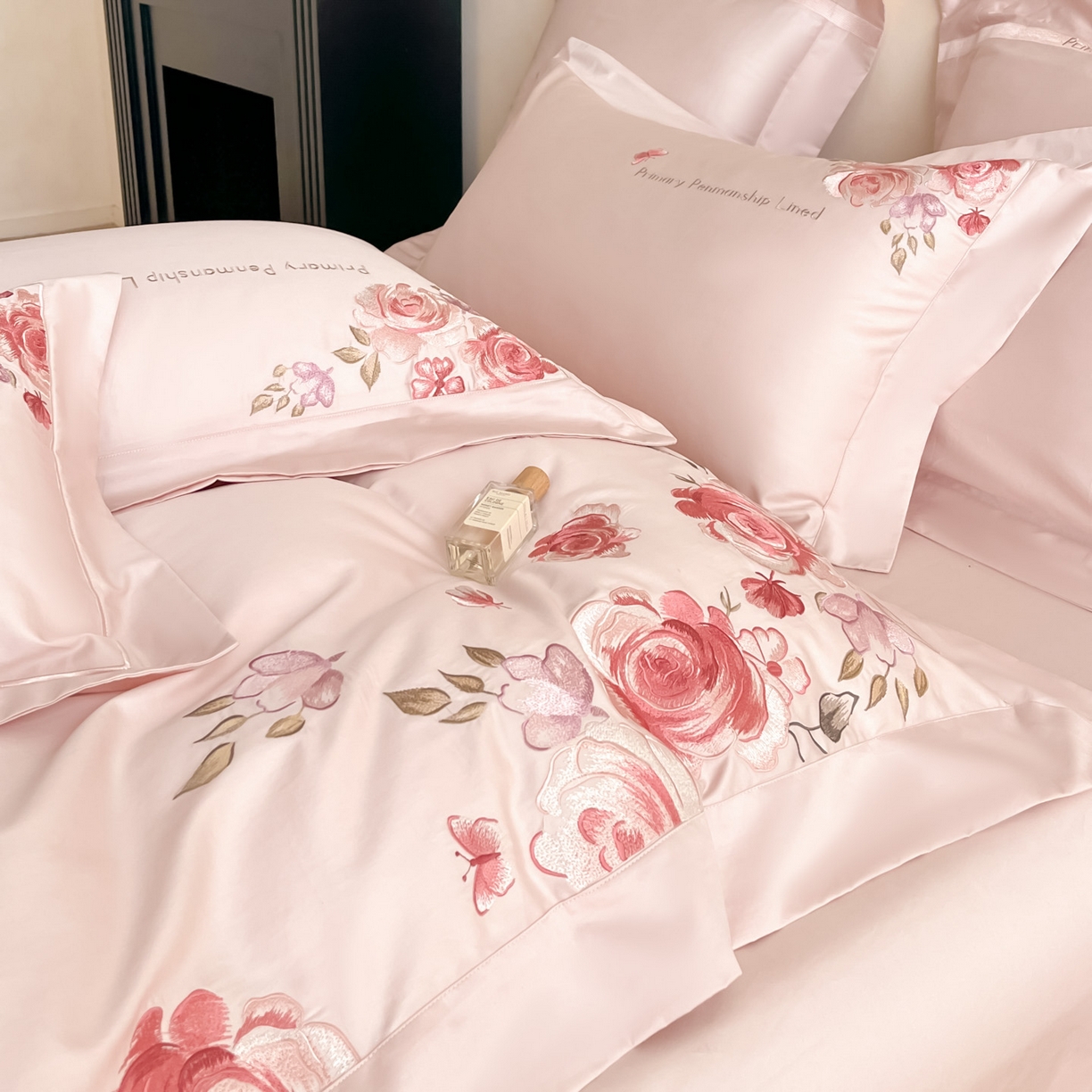 91家纺网 家纺一手货源 找家纺 （总）祺瑞佳家纺 2025新款100%双面纯棉法式刺绣花四件套全棉四季款床单床笠-玫瑰花语（标准-券后不得低于288元！ 大号- 券后不得低于308元！）