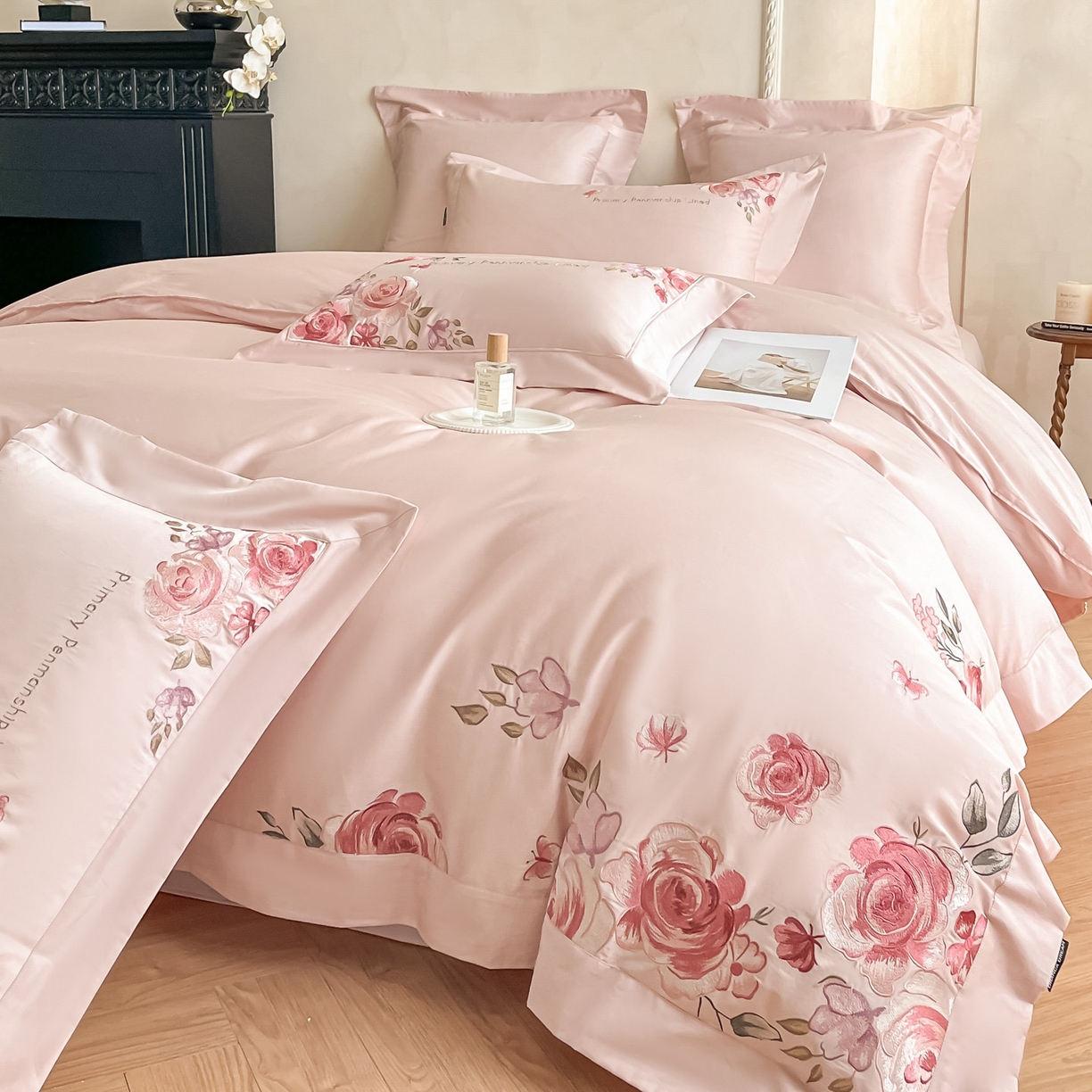 91家纺网 家纺一手货源 找家纺 （总）祺瑞佳家纺 2025新款100%双面纯棉法式刺绣花四件套全棉四季款床单床笠-玫瑰花语（标准-券后不得低于288元！ 大号- 券后不得低于308元！）