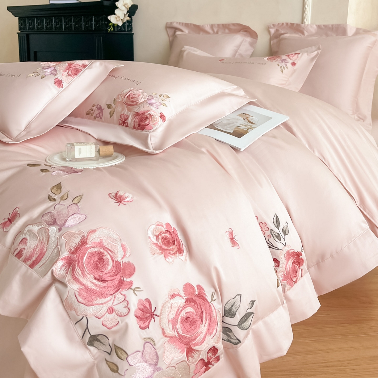 91家纺网 家纺一手货源 找家纺 （总）祺瑞佳家纺 2025新款100%双面纯棉法式刺绣花四件套全棉四季款床单床笠-玫瑰花语（标准-券后不得低于288元！ 大号- 券后不得低于308元！）