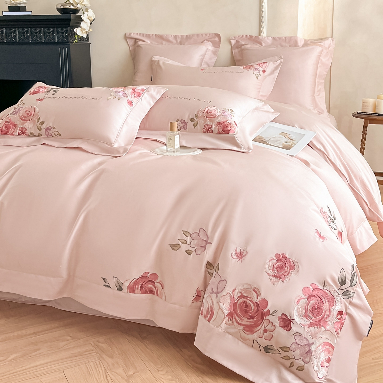 91家纺网 家纺一手货源 找家纺 （总）祺瑞佳家纺 2025新款100%双面纯棉法式刺绣花四件套全棉四季款床单床笠-玫瑰花语（标准-券后不得低于288元！ 大号- 券后不得低于308元！）