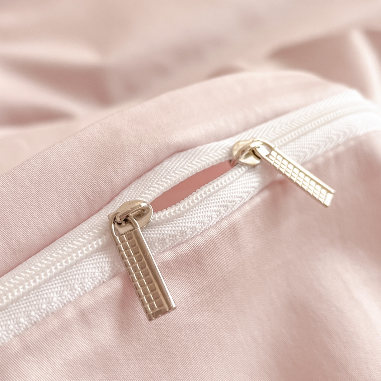 91家纺网 家纺一手货源 找家纺 （总）祺瑞佳家纺 2025新款100%双面纯棉法式刺绣花四件套全棉四季款床单床笠-玫瑰花语（标准-券后不得低于288元！ 大号- 券后不得低于308元！）