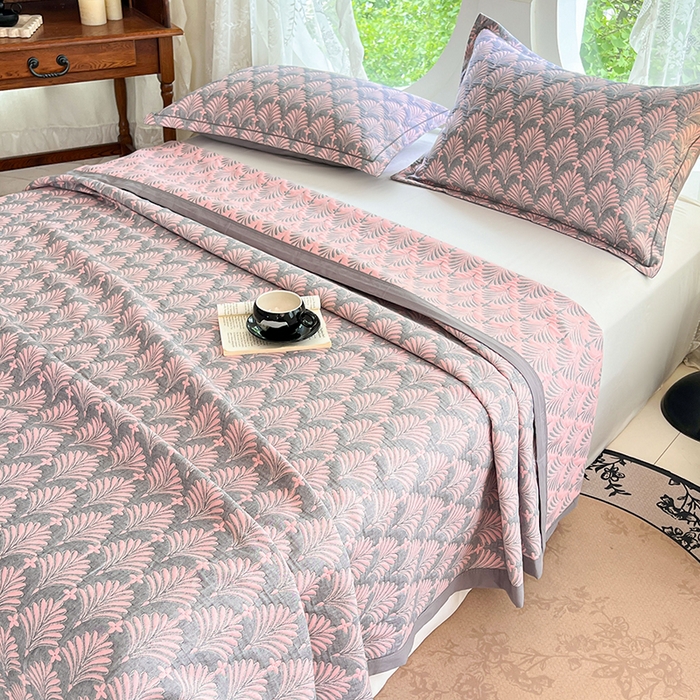 91家纺网 家纺一手货源 找家纺 yyds网供 2025新款A类色织全棉三层纱布床盖三件套喷气夹棉盖毯夏被厚床单多功能榻榻米风格一 贝壳密林灰粉