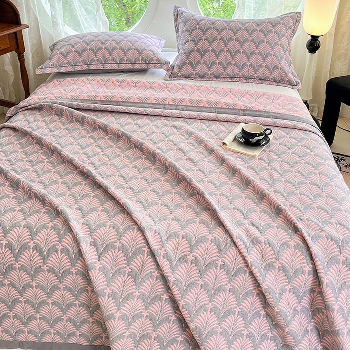 91家纺网 家纺一手货源 找家纺 yyds网供 2025新款A类色织全棉三层纱布床盖三件套喷气夹棉盖毯夏被厚床单多功能榻榻米风格一 贝壳密林灰粉