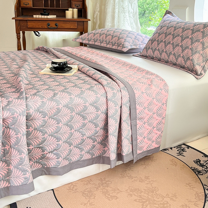 91家纺网 家纺一手货源 找家纺 yyds网供 2025新款A类色织全棉三层纱布床盖三件套喷气夹棉盖毯夏被厚床单多功能榻榻米风格一 贝壳密林灰粉