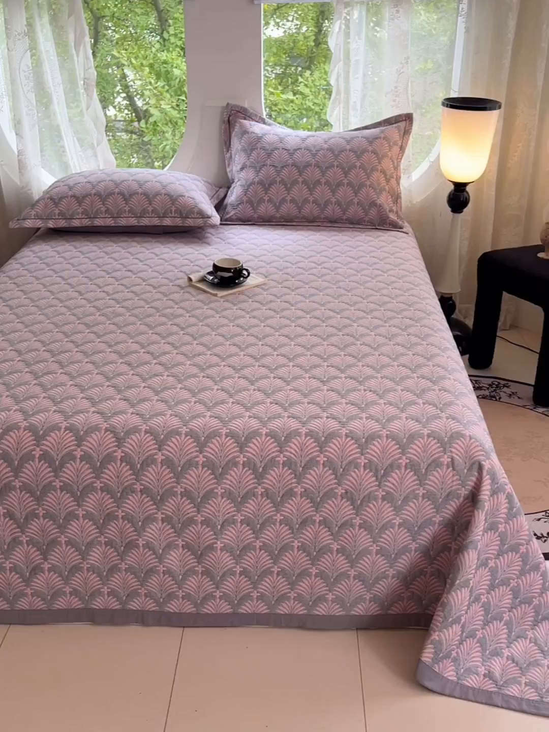 91家纺网 家纺一手货源 找家纺 yyds网供 2025新款A类色织全棉三层纱布床盖三件套喷气夹棉盖毯夏被厚床单多功能榻榻米风格一 贝壳密林灰粉