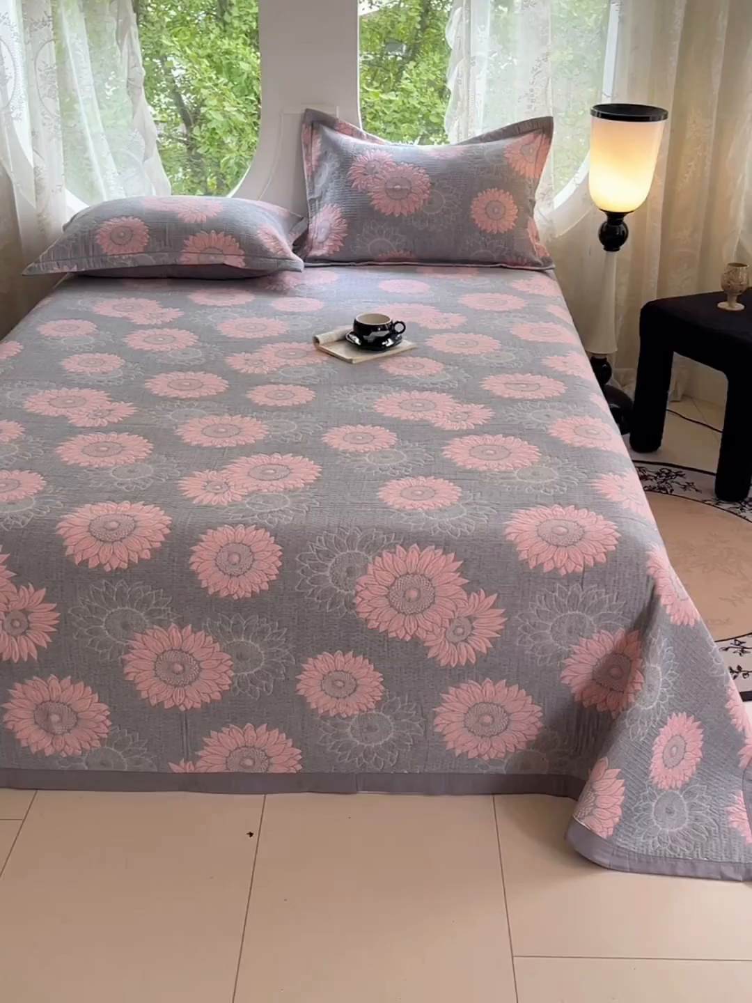 91家纺网 家纺一手货源 找家纺 yyds网供 2025新款A类色织全棉三层纱布床盖三件套喷气夹棉盖毯夏被厚床单多功能榻榻米风格一 暖阳灰粉