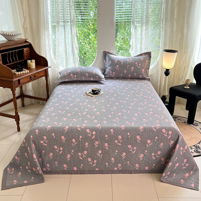 91家纺网 家纺一手货源 找家纺 yyds网供 2025新款A类色织全棉三层纱布床盖三件套喷气夹棉盖毯夏被厚床单多功能榻榻米风格一 相遇灰粉