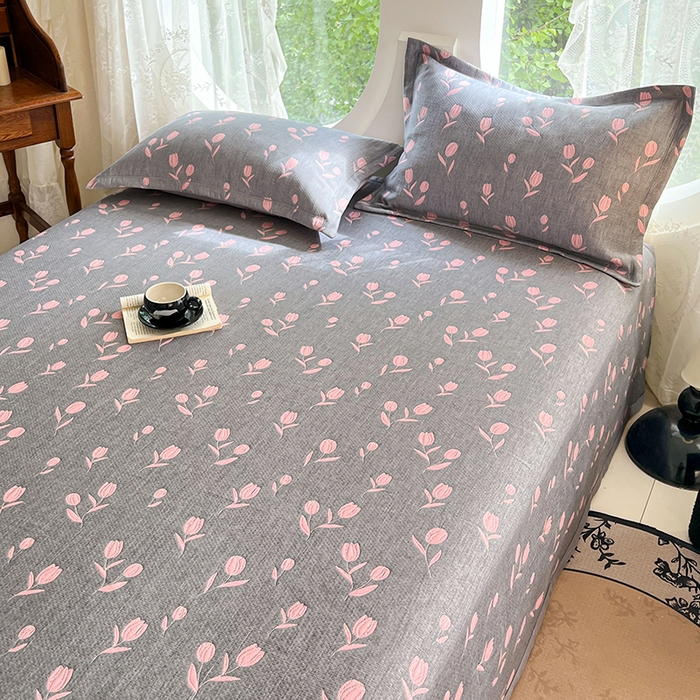 91家纺网 家纺一手货源 找家纺 yyds网供 2025新款A类色织全棉三层纱布床盖三件套喷气夹棉盖毯夏被厚床单多功能榻榻米风格一 相遇灰粉