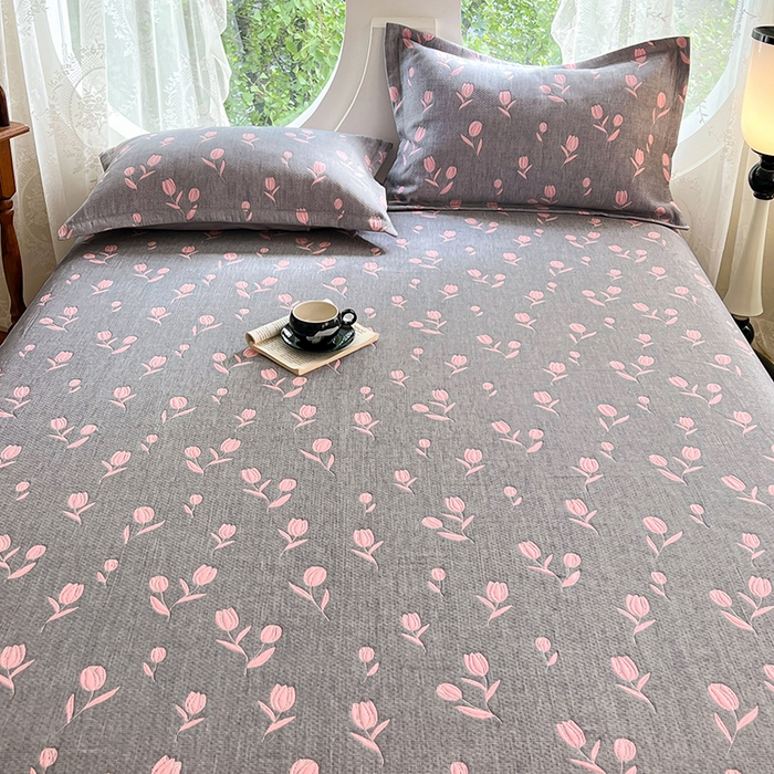 91家纺网 家纺一手货源 找家纺 yyds网供 2025新款A类色织全棉三层纱布床盖三件套喷气夹棉盖毯夏被厚床单多功能榻榻米风格一 相遇灰粉