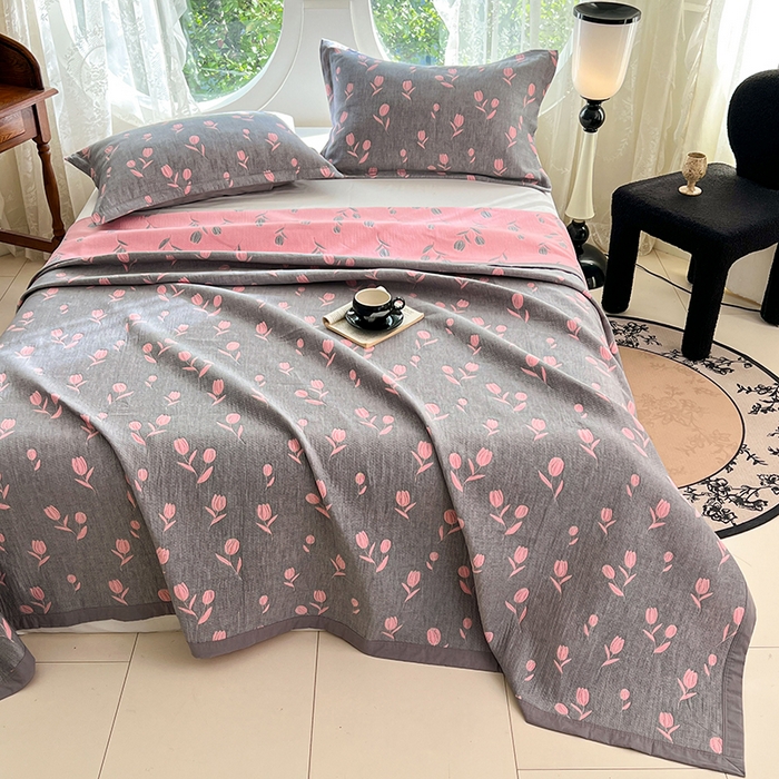 91家纺网 家纺一手货源 找家纺 yyds网供 2025新款A类色织全棉三层纱布床盖三件套喷气夹棉盖毯夏被厚床单多功能榻榻米风格一 相遇灰粉