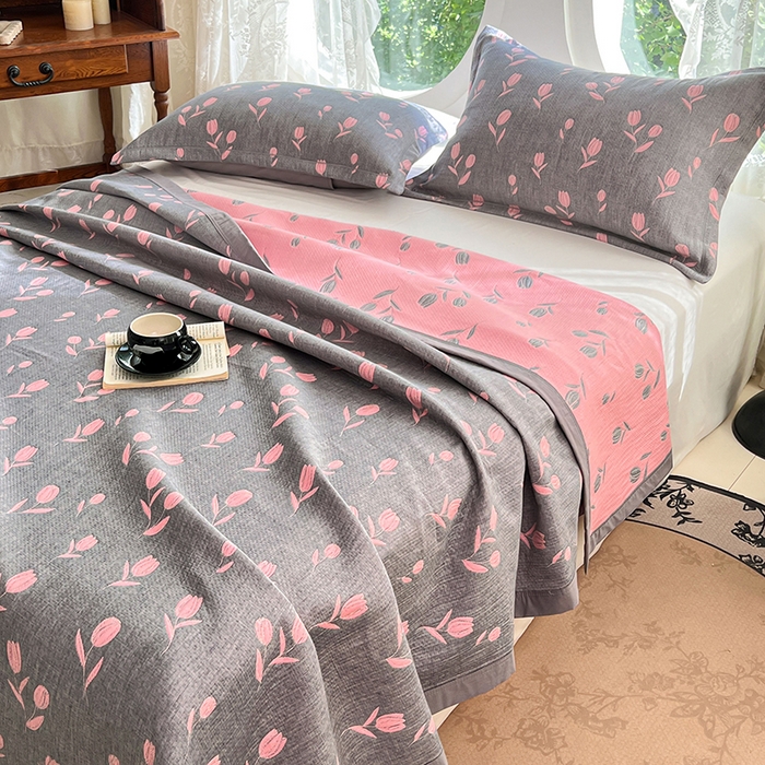 91家纺网 家纺一手货源 找家纺 yyds网供 2025新款A类色织全棉三层纱布床盖三件套喷气夹棉盖毯夏被厚床单多功能榻榻米风格一 相遇灰粉