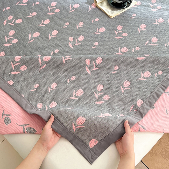 91家纺网 家纺一手货源 找家纺 yyds网供 2025新款A类色织全棉三层纱布床盖三件套喷气夹棉盖毯夏被厚床单多功能榻榻米风格一 相遇灰粉