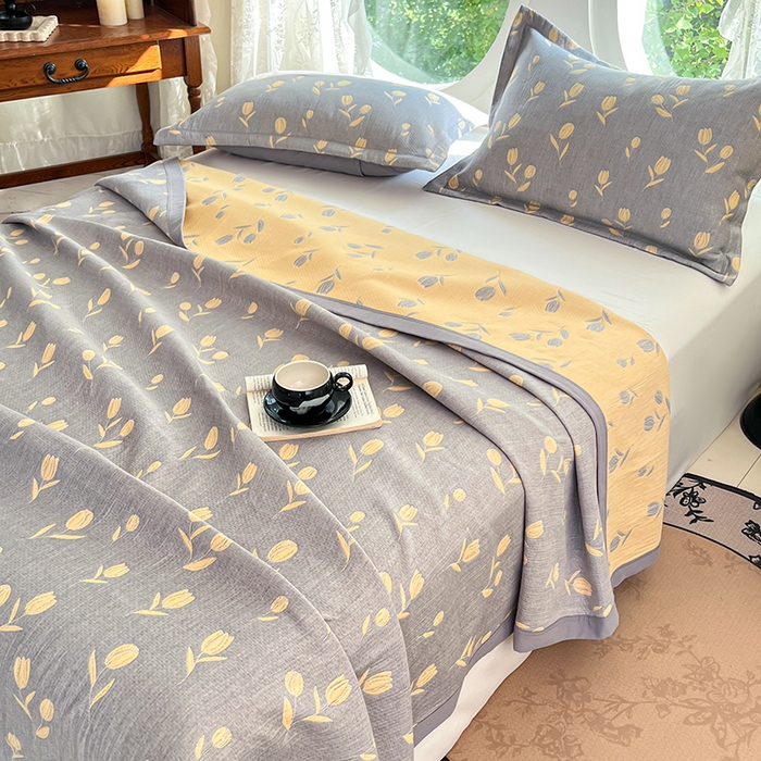 91家纺网 家纺一手货源 找家纺 yyds网供 2025新款A类色织全棉三层纱布床盖三件套喷气夹棉盖毯夏被厚床单多功能榻榻米风格一 相遇灰黄