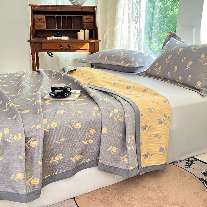 91家纺网 家纺一手货源 找家纺 yyds网供 2025新款A类色织全棉三层纱布床盖三件套喷气夹棉盖毯夏被厚床单多功能榻榻米风格一 相遇灰黄
