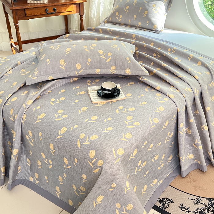 91家纺网 家纺一手货源 找家纺 yyds网供 2025新款A类色织全棉三层纱布床盖三件套喷气夹棉盖毯夏被厚床单多功能榻榻米风格一 相遇灰黄