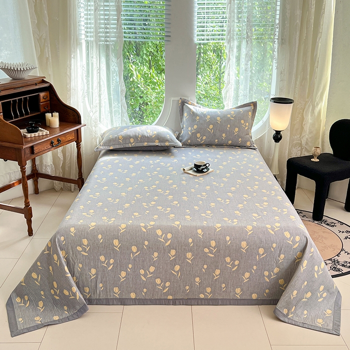 91家纺网 家纺一手货源 找家纺 yyds网供 2025新款A类色织全棉三层纱布床盖三件套喷气夹棉盖毯夏被厚床单多功能榻榻米风格一 相遇灰黄