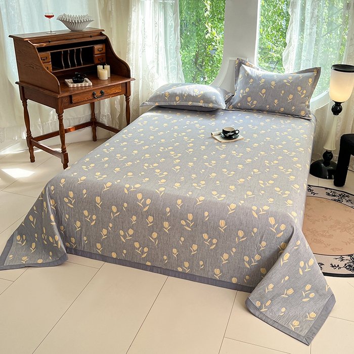 91家纺网 家纺一手货源 找家纺 yyds网供 2025新款A类色织全棉三层纱布床盖三件套喷气夹棉盖毯夏被厚床单多功能榻榻米风格一 相遇灰黄