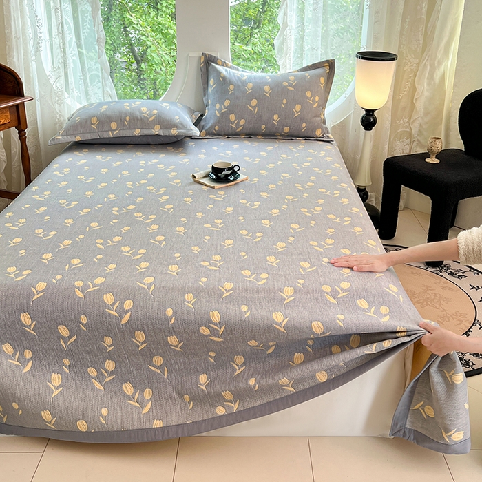 91家纺网 家纺一手货源 找家纺 yyds网供 2025新款A类色织全棉三层纱布床盖三件套喷气夹棉盖毯夏被厚床单多功能榻榻米风格一 相遇灰黄