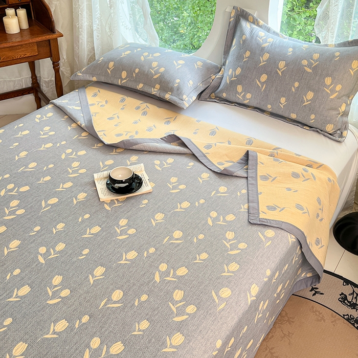 91家纺网 家纺一手货源 找家纺 yyds网供 2025新款A类色织全棉三层纱布床盖三件套喷气夹棉盖毯夏被厚床单多功能榻榻米风格一 相遇灰黄