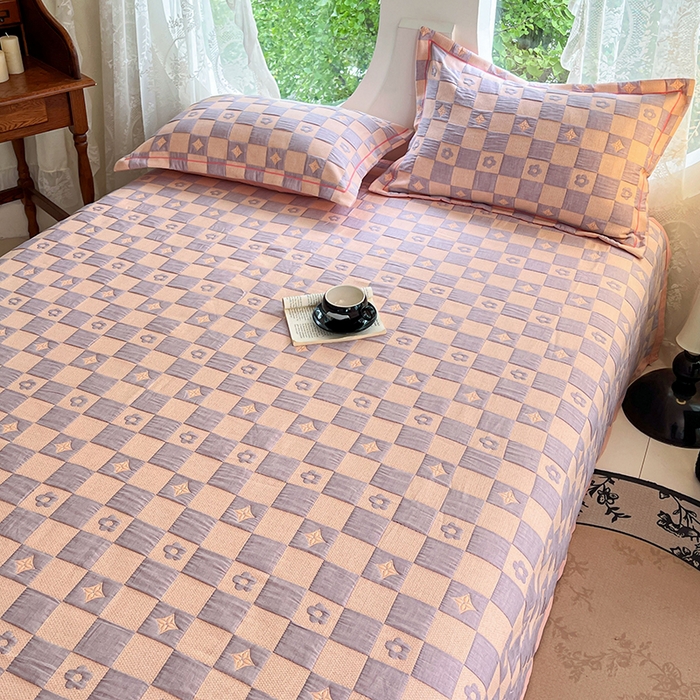 91家纺网 家纺一手货源 找家纺 yyds网供 2025新款A类色织全棉三层纱布床盖三件套喷气夹棉盖毯夏被厚床单多功能榻榻米风格一 小香风粉紫