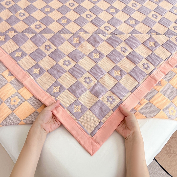 91家纺网 家纺一手货源 找家纺 yyds网供 2025新款A类色织全棉三层纱布床盖三件套喷气夹棉盖毯夏被厚床单多功能榻榻米风格一 小香风粉紫