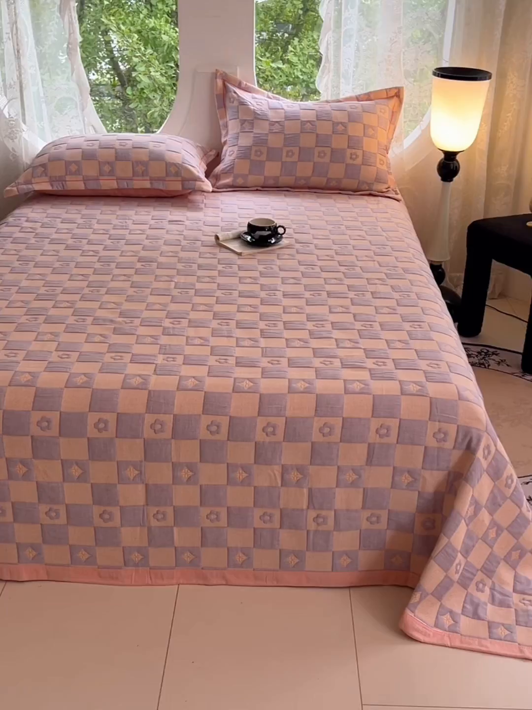 91家纺网 家纺一手货源 找家纺 yyds网供 2025新款A类色织全棉三层纱布床盖三件套喷气夹棉盖毯夏被厚床单多功能榻榻米风格一 小香风粉紫