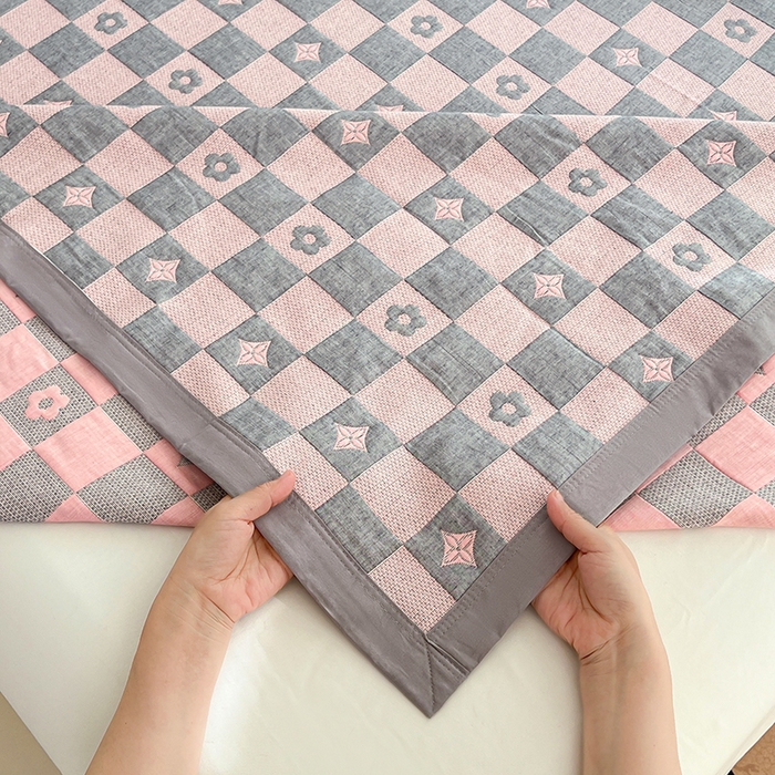 91家纺网 家纺一手货源 找家纺 yyds网供 2025新款A类色织全棉三层纱布床盖三件套喷气夹棉盖毯夏被厚床单多功能榻榻米风格一 小香风灰粉