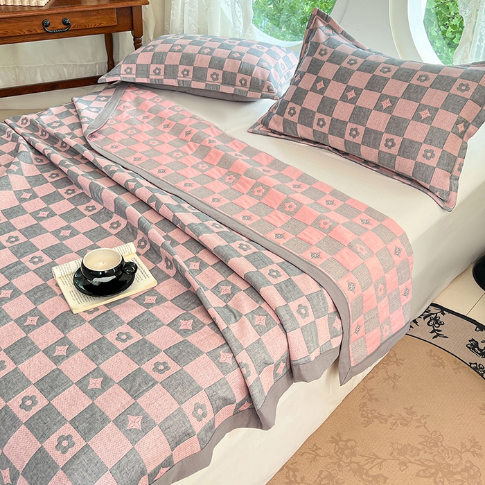 91家纺网 家纺一手货源 找家纺 yyds网供 2025新款A类色织全棉三层纱布床盖三件套喷气夹棉盖毯夏被厚床单多功能榻榻米风格一 小香风灰粉