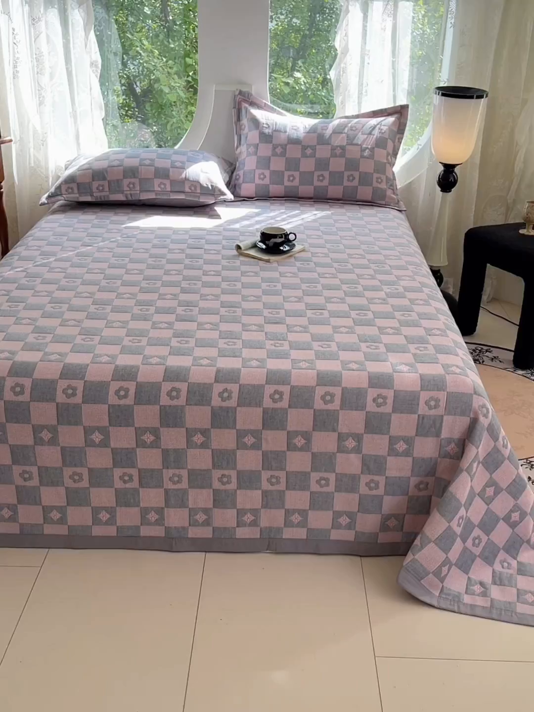 91家纺网 家纺一手货源 找家纺 yyds网供 2025新款A类色织全棉三层纱布床盖三件套喷气夹棉盖毯夏被厚床单多功能榻榻米风格一 小香风灰粉