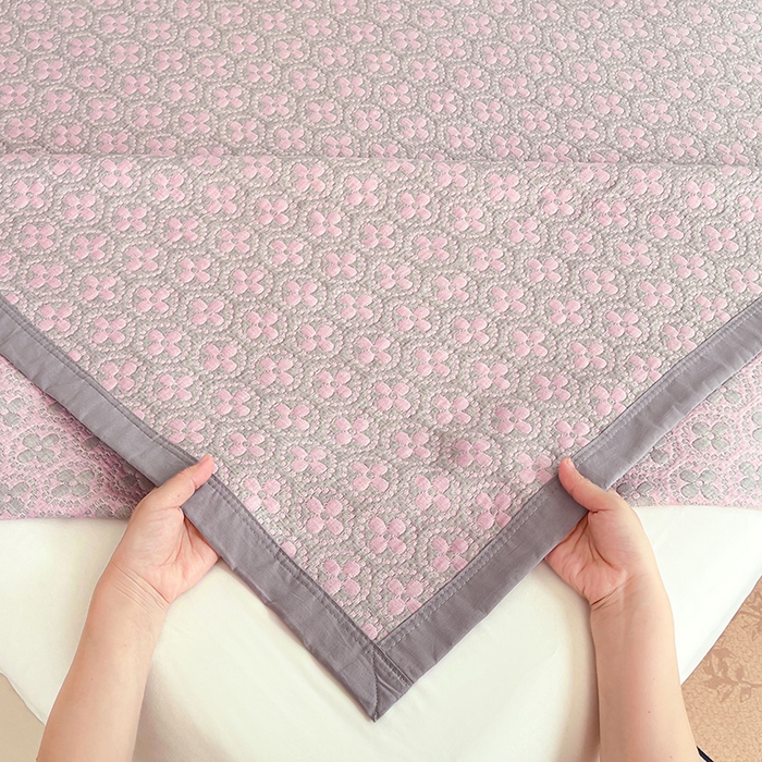 91家纺网 家纺一手货源 找家纺 yyds网供 2025新款A类色织全棉三层纱布床盖三件套喷气夹棉盖毯夏被厚床单多功能榻榻米风格一 幸运花灰粉