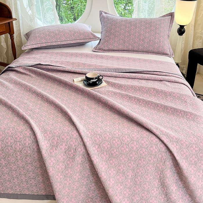 91家纺网 家纺一手货源 找家纺 yyds网供 2025新款A类色织全棉三层纱布床盖三件套喷气夹棉盖毯夏被厚床单多功能榻榻米风格一 幸运花灰粉