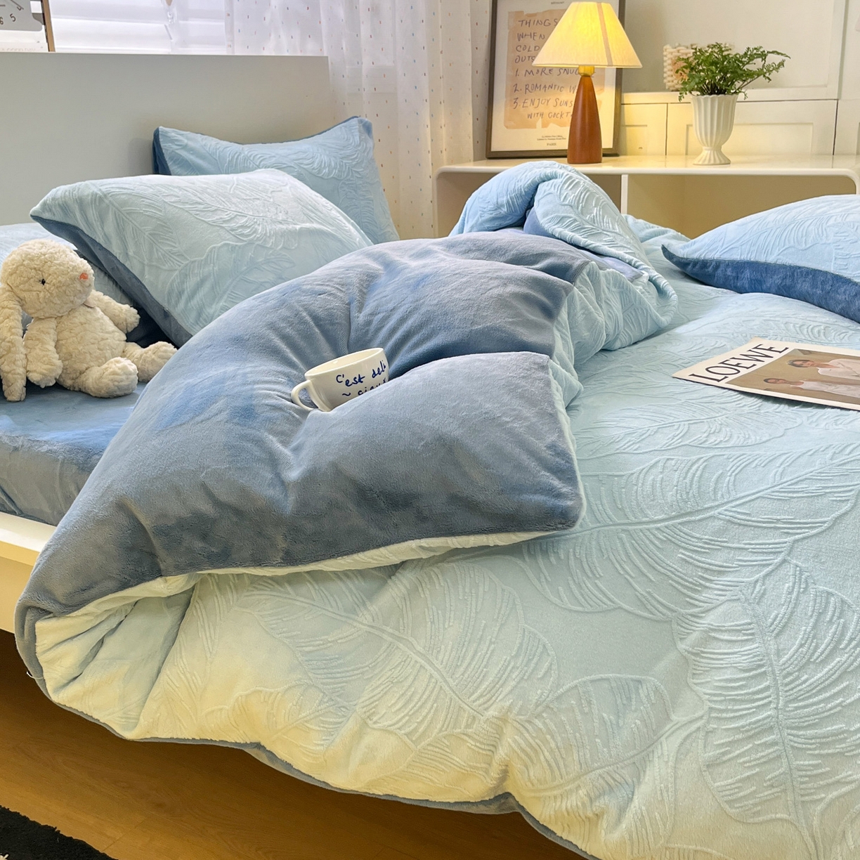 91家纺网 家纺一手货源 找家纺 如一 2025新款3D雕花牛奶绒单被套 芭蕉叶-蓝