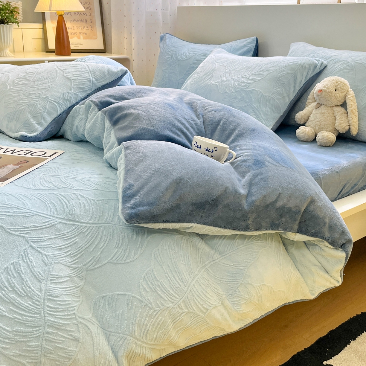 91家纺网 家纺一手货源 找家纺 如一 2025新款3D雕花牛奶绒单被套 芭蕉叶-蓝