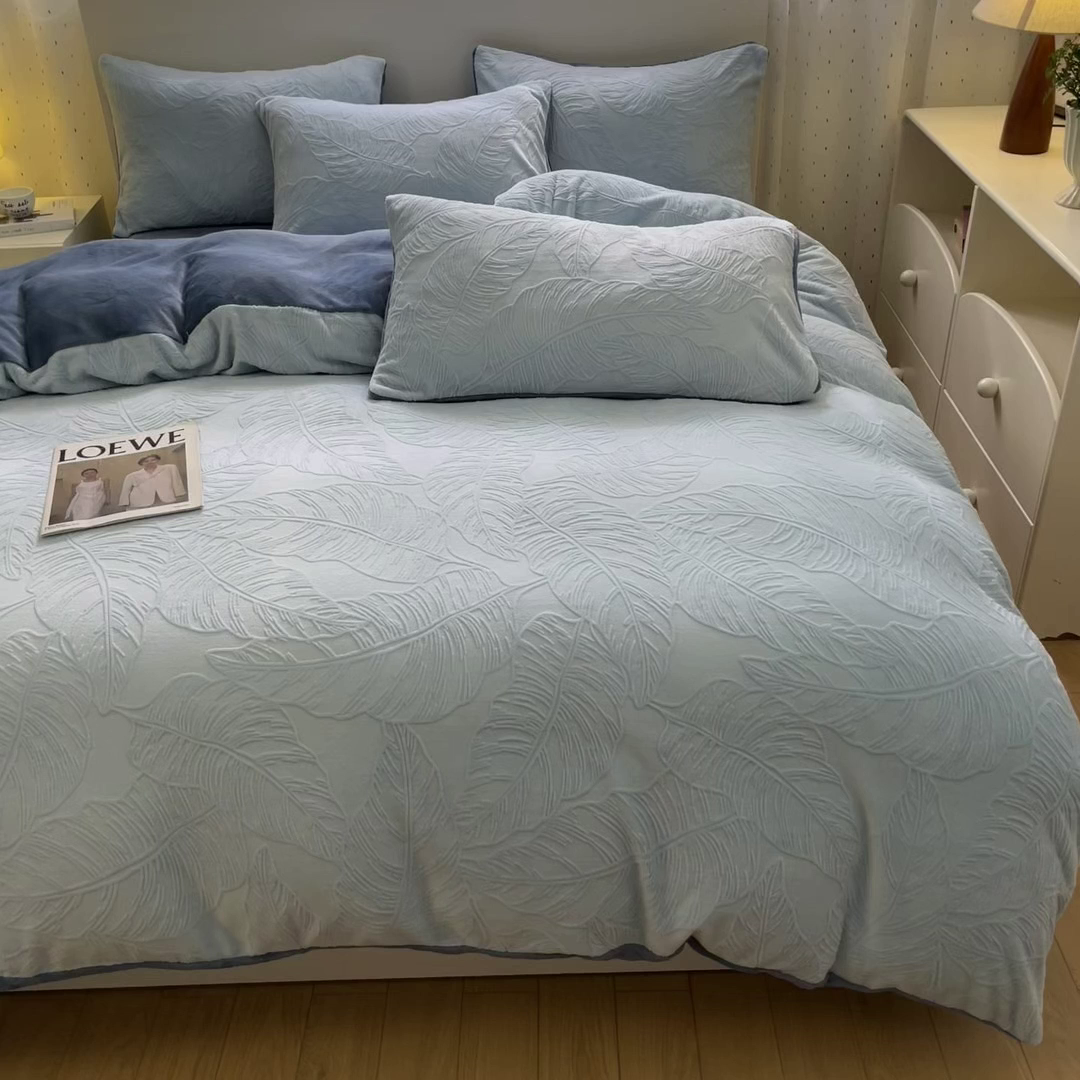 91家纺网 家纺一手货源 找家纺 如一 2025新款3D雕花牛奶绒单被套 芭蕉叶-蓝