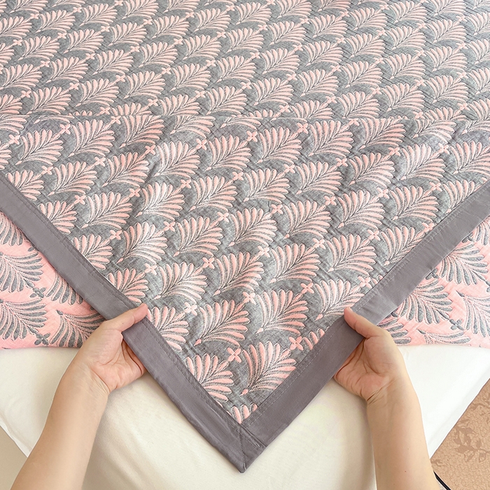 91家纺网 家纺一手货源 找家纺 yyds网供 2025新款A类色织全棉三层纱布床盖三件套喷气夹棉盖毯夏被厚床单多功能榻榻米风格二 贝壳密林灰粉