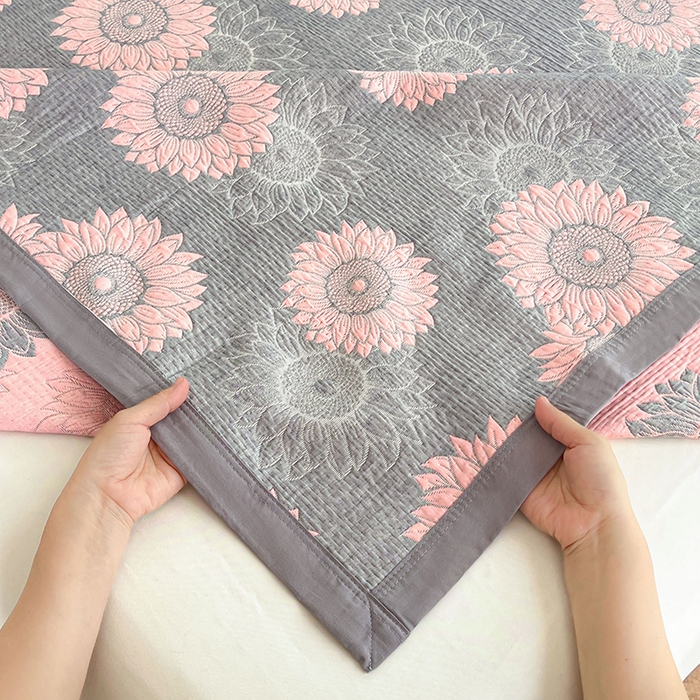 91家纺网 家纺一手货源 找家纺 yyds网供 2025新款A类色织全棉三层纱布床盖三件套喷气夹棉盖毯夏被厚床单多功能榻榻米风格二 暖阳灰粉