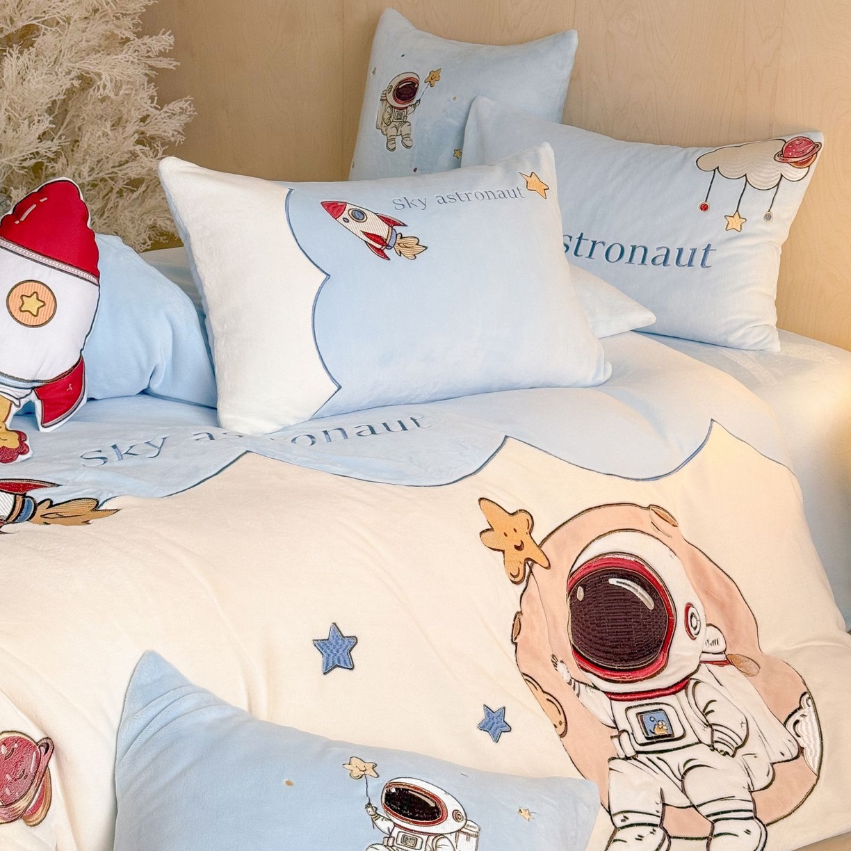 91家纺网 家纺一手货源 找家纺 （总）西西家居 2025新款230g牛奶绒四件套-星途闪闪（会员-20元 各平台严格控价劵后不低于318元起!）