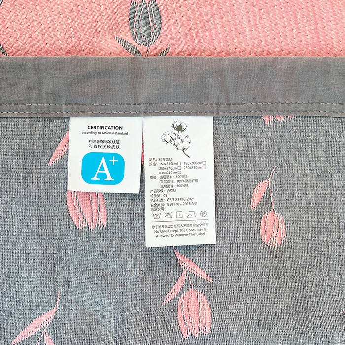 91家纺网 家纺一手货源 找家纺 yyds网供 2025新款A类色织全棉三层纱布床盖三件套喷气夹棉盖毯夏被厚床单多功能榻榻米风格二 相遇灰粉