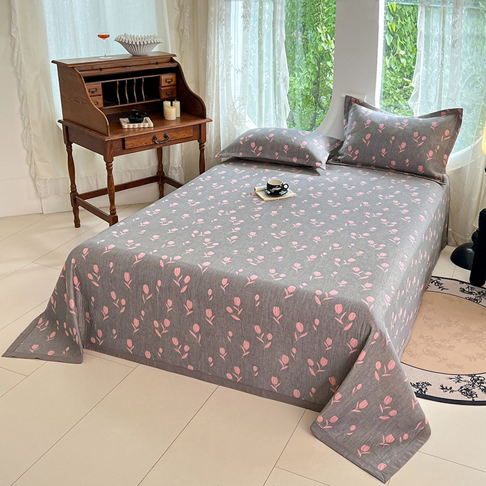 91家纺网 家纺一手货源 找家纺 yyds网供 2025新款A类色织全棉三层纱布床盖三件套喷气夹棉盖毯夏被厚床单多功能榻榻米风格二 相遇灰粉