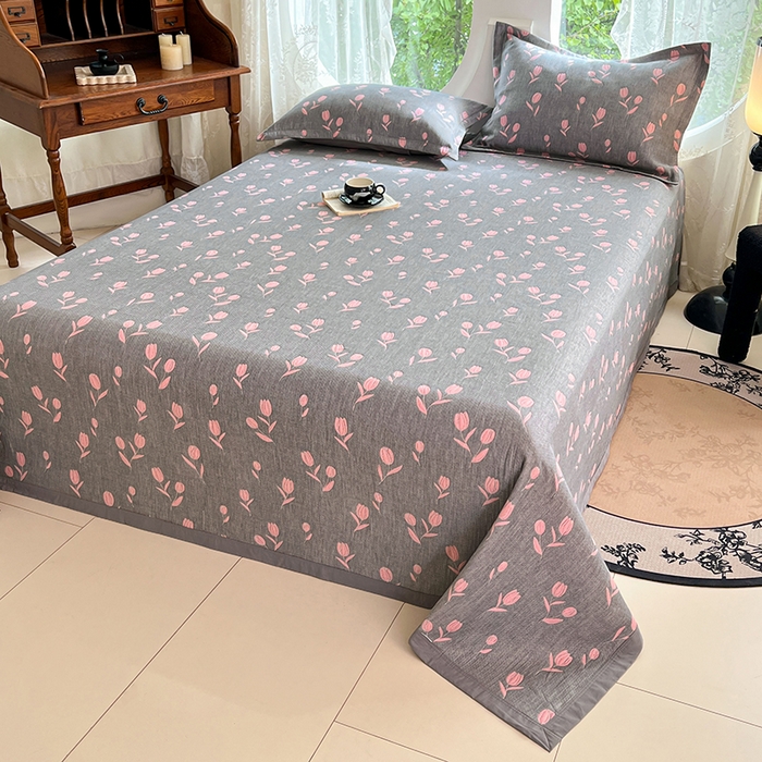 91家纺网 家纺一手货源 找家纺 yyds网供 2025新款A类色织全棉三层纱布床盖三件套喷气夹棉盖毯夏被厚床单多功能榻榻米风格二 相遇灰粉