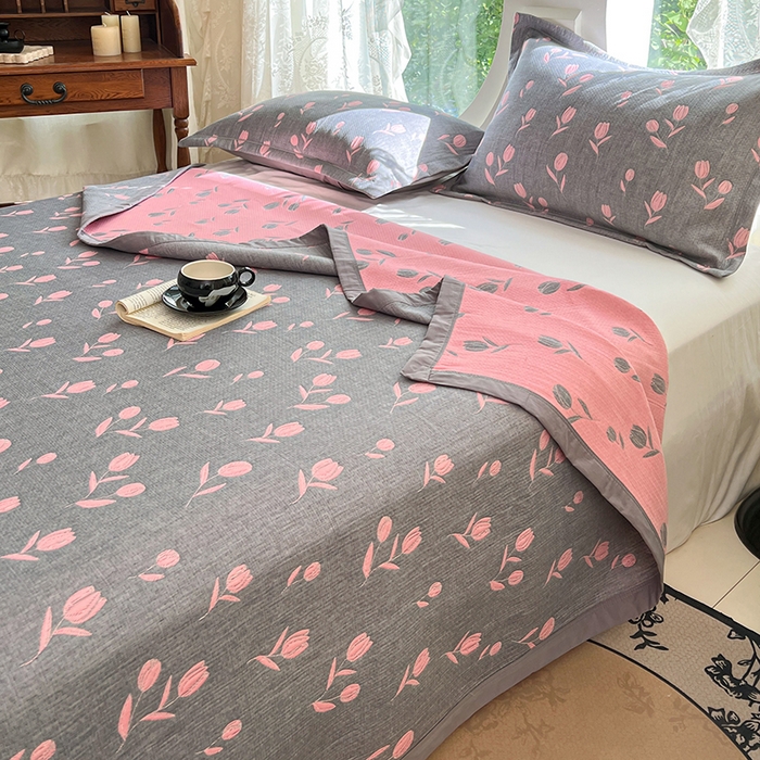 91家纺网 家纺一手货源 找家纺 yyds网供 2025新款A类色织全棉三层纱布床盖三件套喷气夹棉盖毯夏被厚床单多功能榻榻米风格二 相遇灰粉