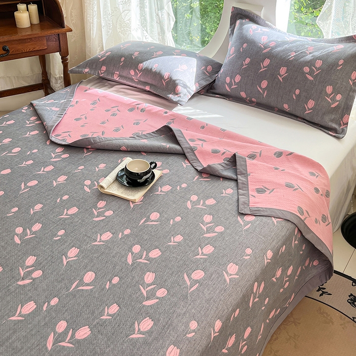 91家纺网 家纺一手货源 找家纺 yyds网供 2025新款A类色织全棉三层纱布床盖三件套喷气夹棉盖毯夏被厚床单多功能榻榻米风格二 相遇灰粉