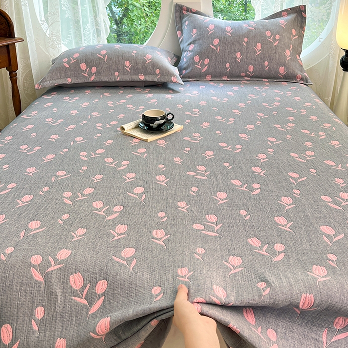 91家纺网 家纺一手货源 找家纺 yyds网供 2025新款A类色织全棉三层纱布床盖三件套喷气夹棉盖毯夏被厚床单多功能榻榻米风格二 相遇灰粉