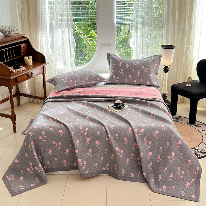 91家纺网 家纺一手货源 找家纺 yyds网供 2025新款A类色织全棉三层纱布床盖三件套喷气夹棉盖毯夏被厚床单多功能榻榻米风格二 相遇灰粉