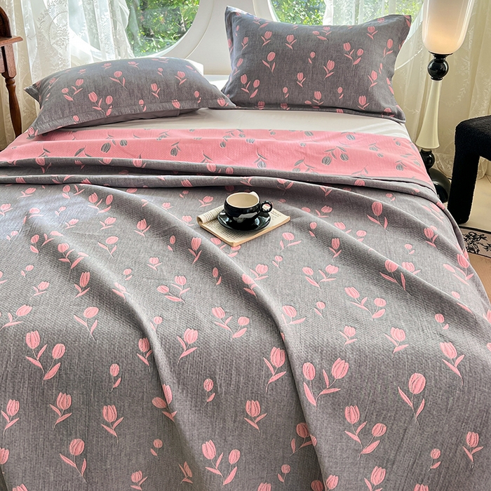 91家纺网 家纺一手货源 找家纺 yyds网供 2025新款A类色织全棉三层纱布床盖三件套喷气夹棉盖毯夏被厚床单多功能榻榻米风格二 相遇灰粉