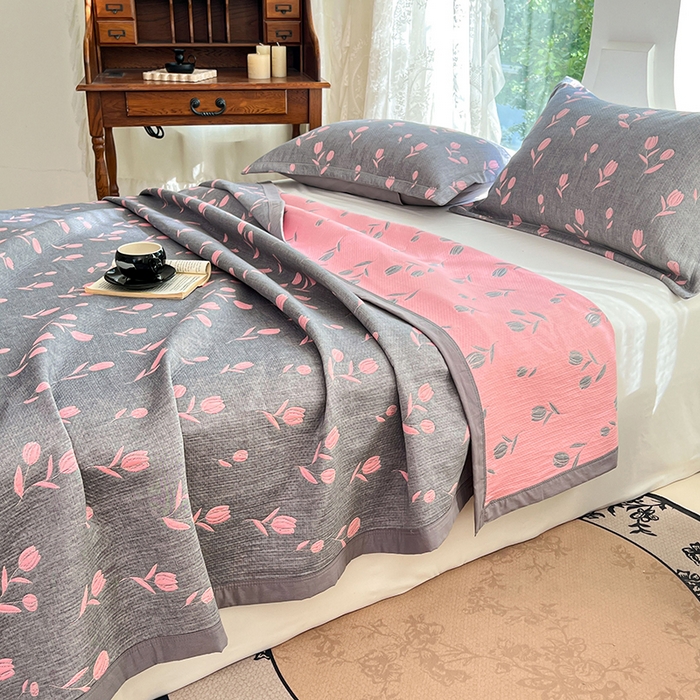 91家纺网 家纺一手货源 找家纺 yyds网供 2025新款A类色织全棉三层纱布床盖三件套喷气夹棉盖毯夏被厚床单多功能榻榻米风格二 相遇灰粉