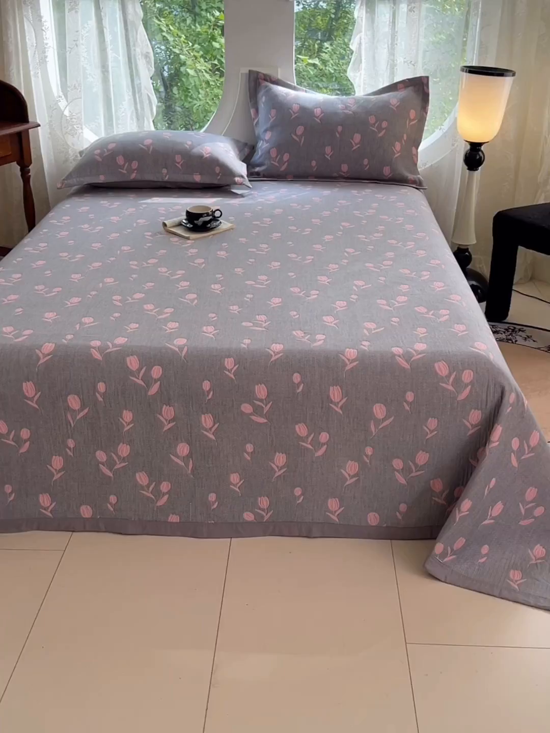 91家纺网 家纺一手货源 找家纺 yyds网供 2025新款A类色织全棉三层纱布床盖三件套喷气夹棉盖毯夏被厚床单多功能榻榻米风格二 相遇灰粉